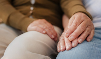 Mal de Parkinson: sintomas, causas e tratamento